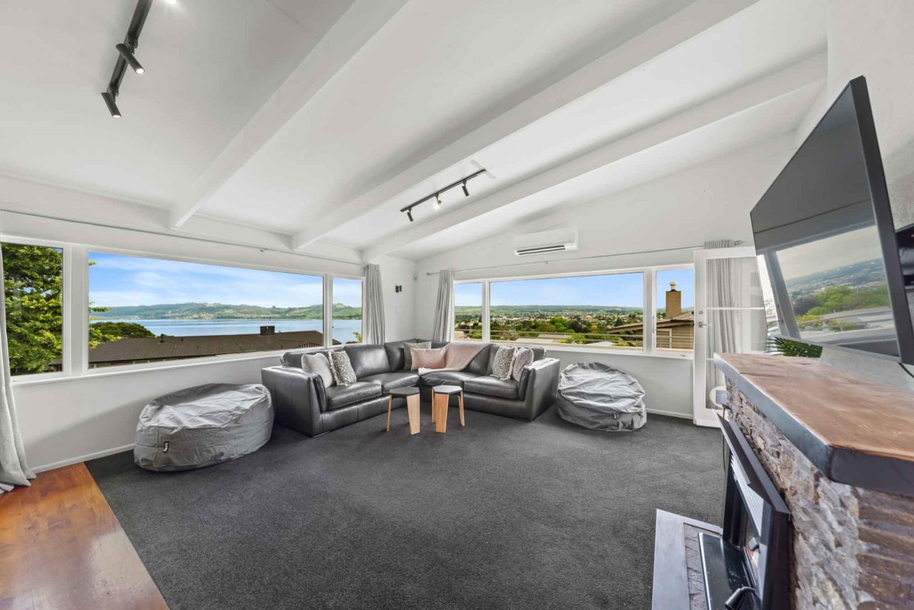 Hilltop House Taupo Lakeside